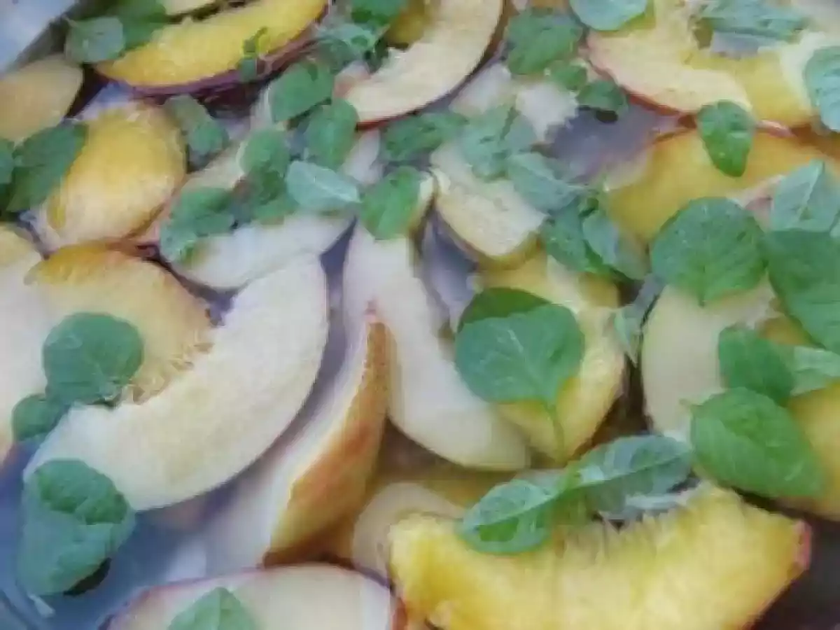 Salade de pêches au basilic