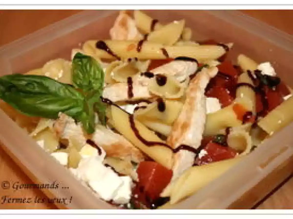 Salade de penne à la dinde et à la fete