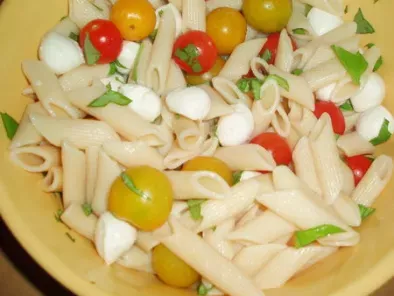 Salade de penne aux tomates cerises et mozzarella et clin d'oeil à une italienne