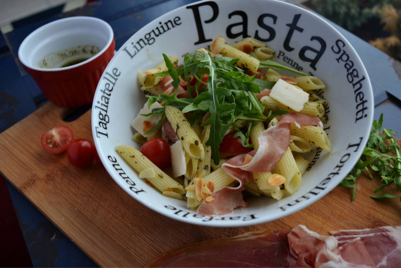 Salade de pennes au jambon cru, roquette et tomates cerises