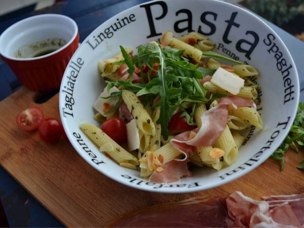 Salade de pennes au jambon cru, roquette et tomates cerises