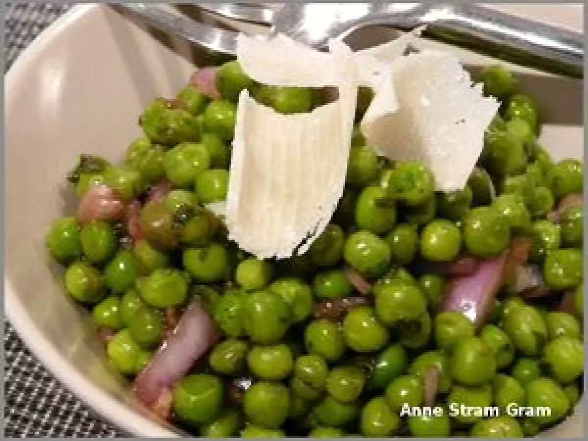 Salade de petits pois à la menthe et aux oignons rouges