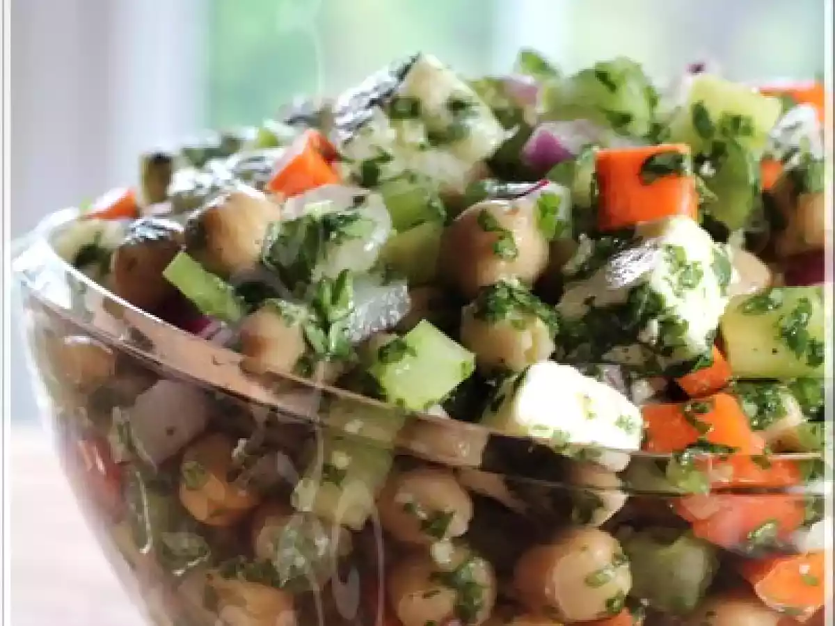 Salade de pois chiches, concombres et herbes fraiches