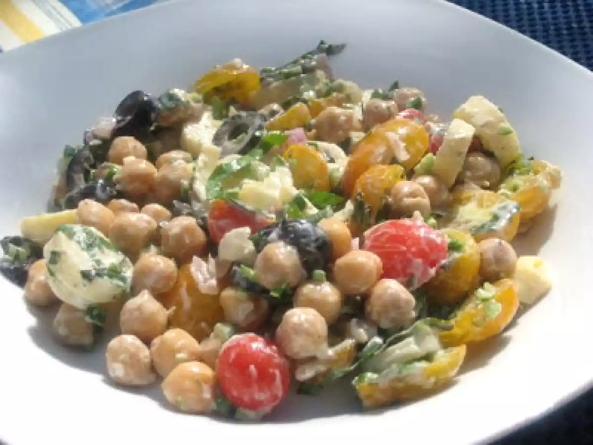 SALADE DE POIS CHICHES, TOMATES ET COEURS DE PALMIER À LA FLEUR D'AIL