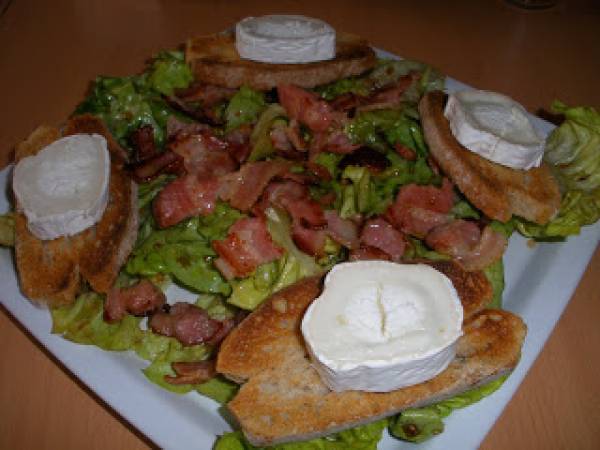 Salade de poitrine fumé aux toast grillés et chauds de chèvre