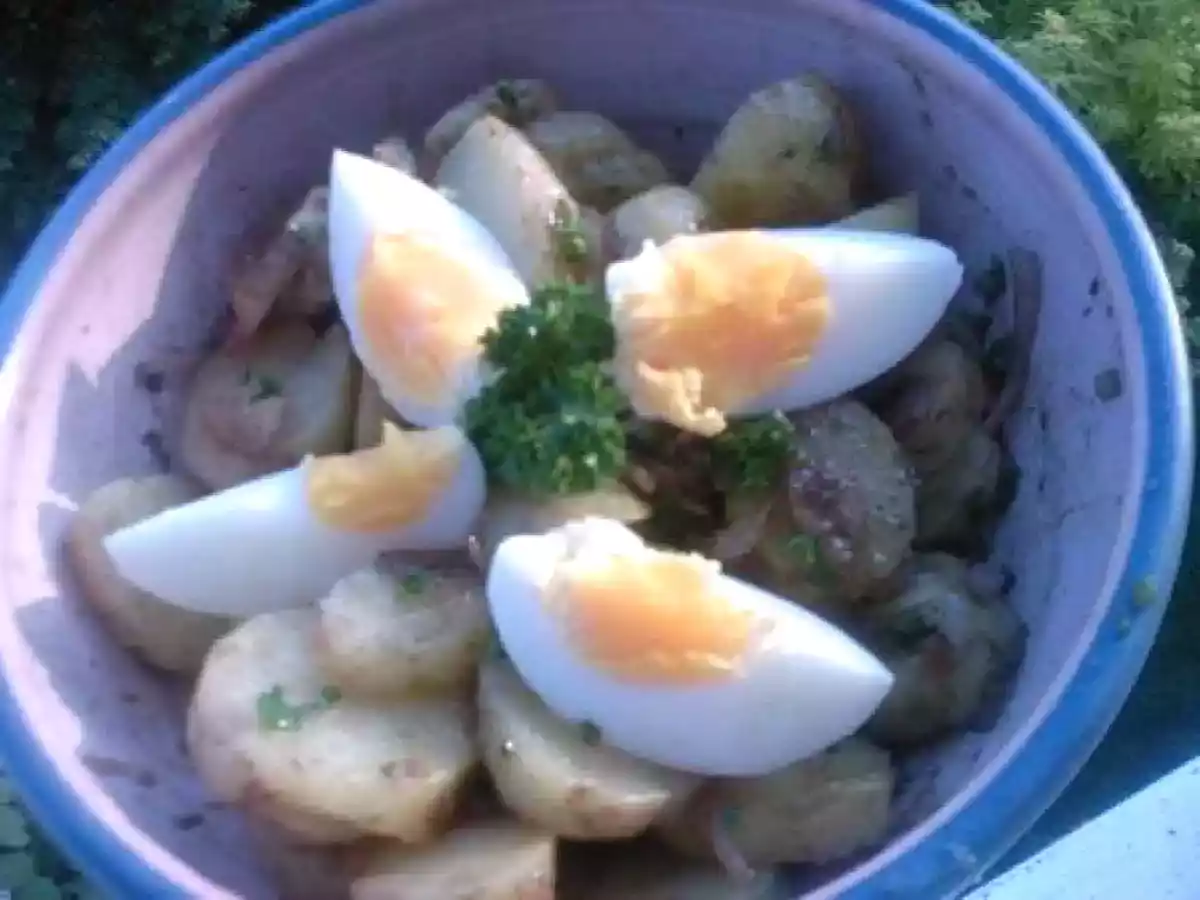 Salade de pomme de terre, oeuf, échalotte