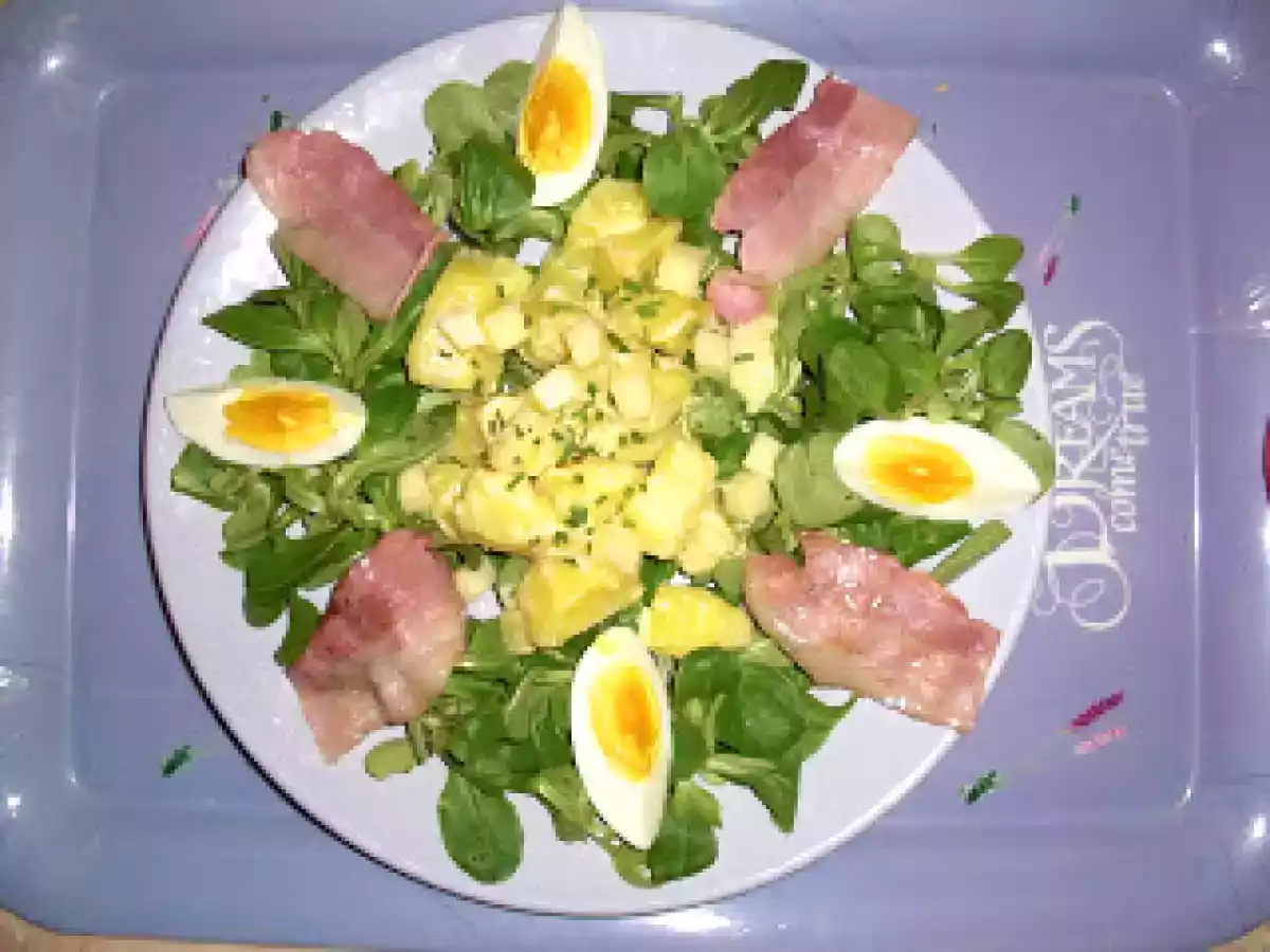 Salade de pommes de terre au cantal et lard fumé