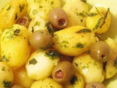 Salade de pommes de terre aux olives et l'estragon