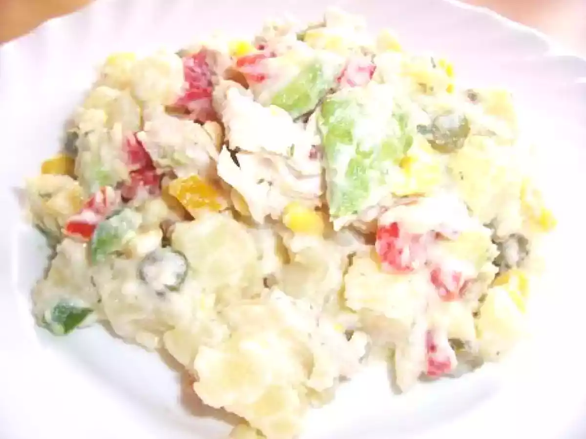 Salade de pommes de terre-avocat-poulet-légumes, sauce citron