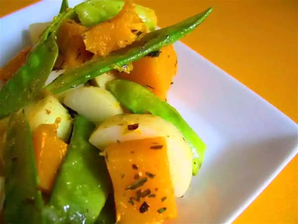 Salade de pommes de terre, pois mange-tout et courge musquée