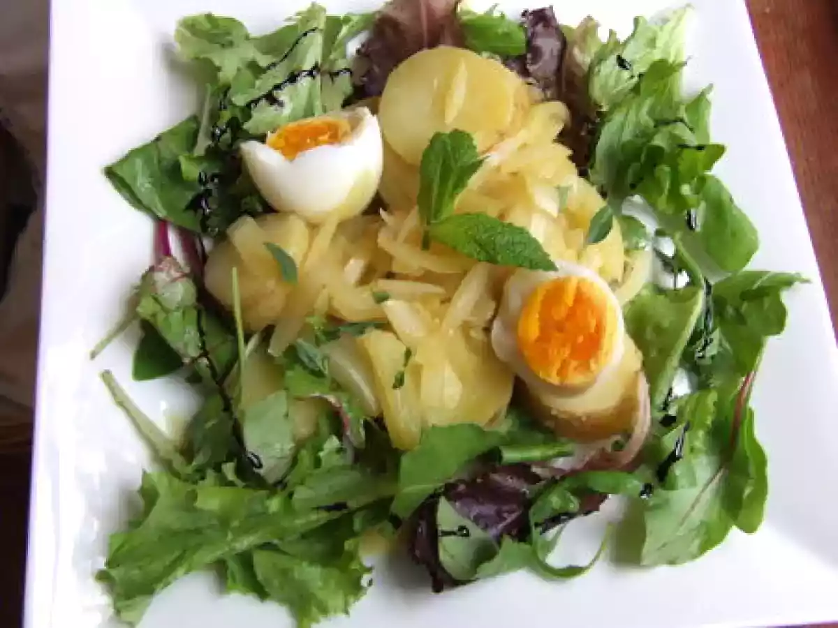 Salade de pommes de terres nouvelles, compotée d'oignons, oeufs durs & mesclun