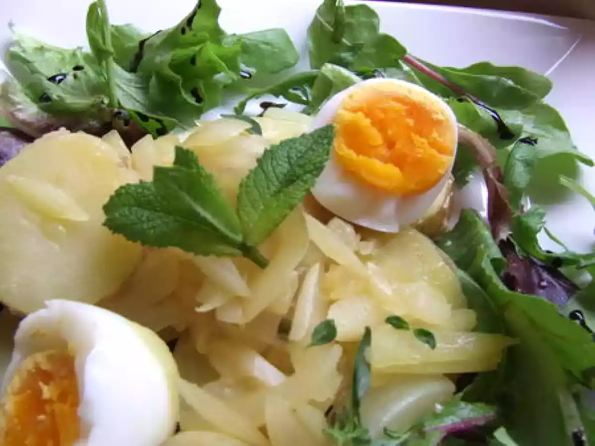 Salade de pommes de terres nouvelles, compotée d'oignons, oeufs durs & mesclun - photo 2