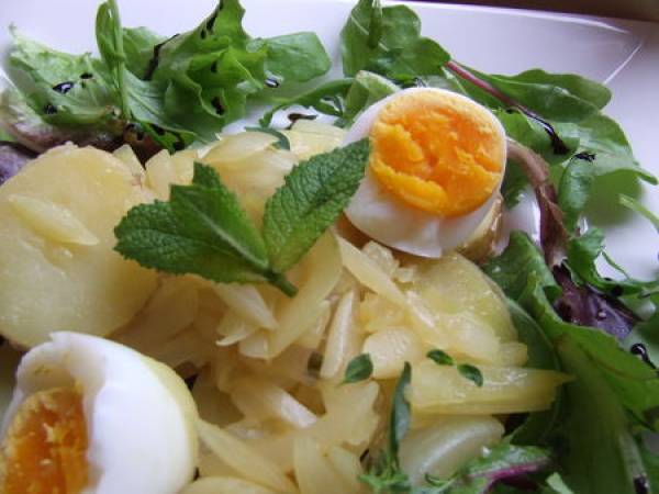 Salade de pommes de terres nouvelles, compotée d'oignons, oeufs durs & mesclun - photo 2