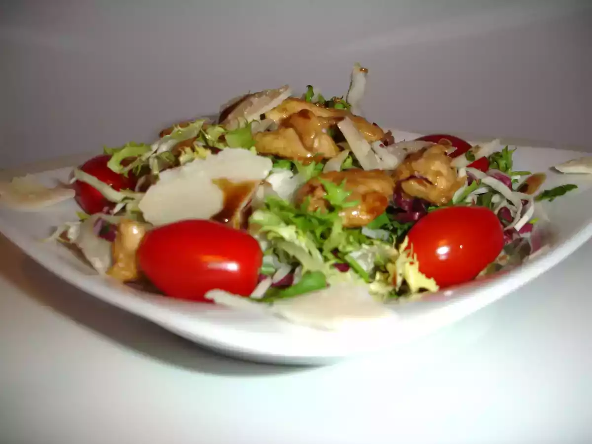 Salade de poulet mariné au parmigiano reggiano