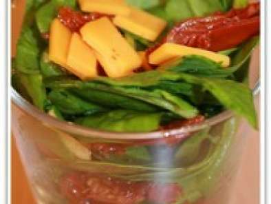 Salade de pousse d'épinards aux tomates séchées et mimolette