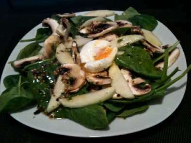Salade de pousses d'épinard aux oeufs mollets et aux champignons