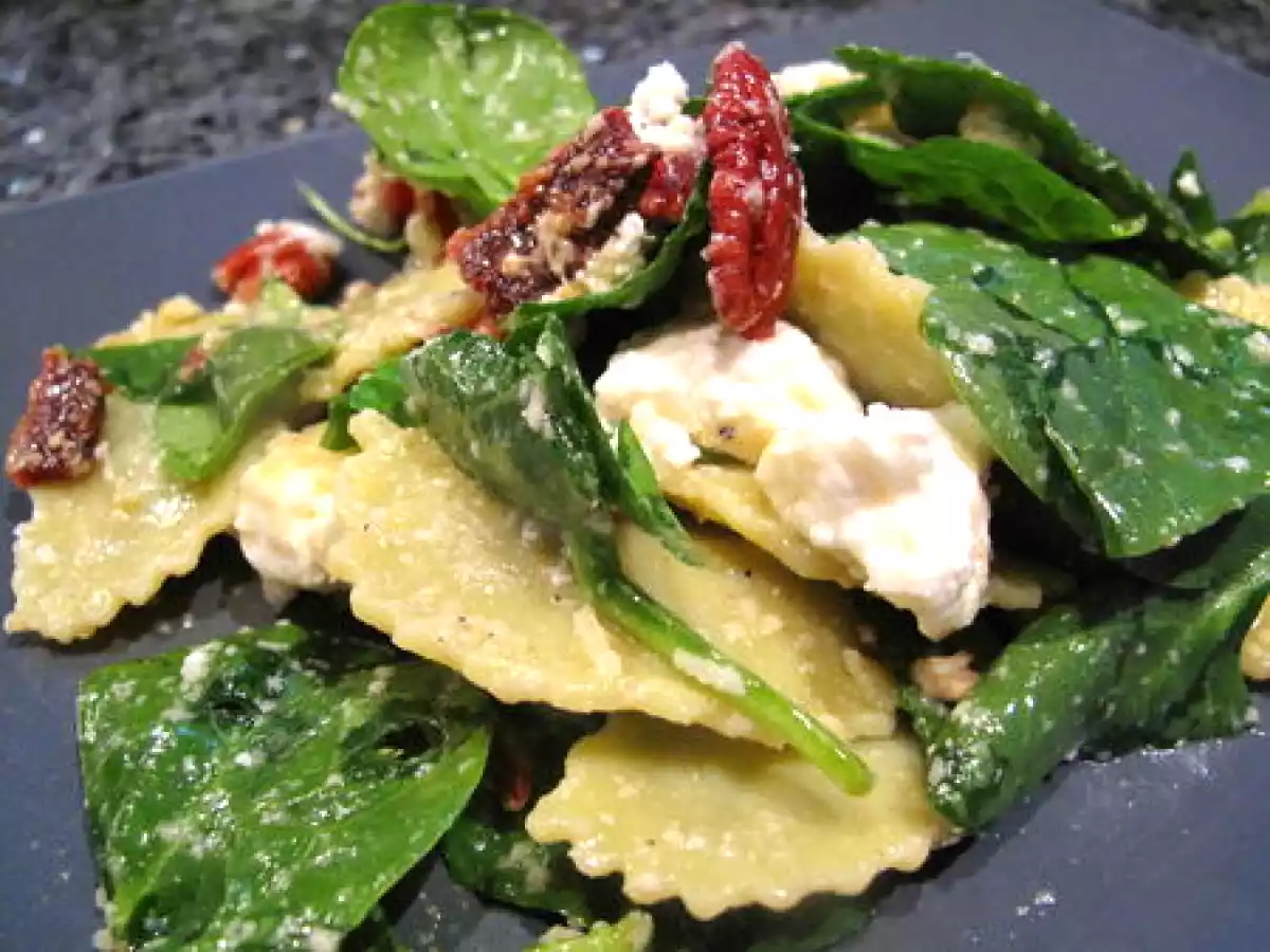 Salade de pousses d'épinards, ravioli, brousse et lard séché