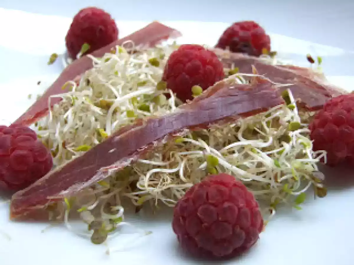 Salade de pousses de moutarde aux framboises et au jambon cru