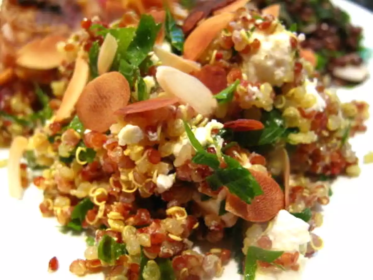 Salade de quinoa aux épices, amandes et féta