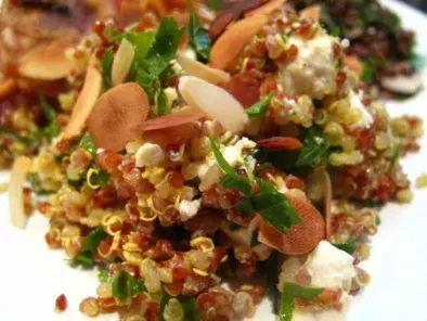 Salade de quinoa aux épices, amandes et féta