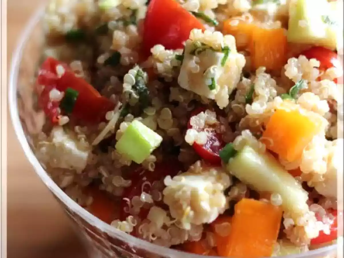 Salade de quinoa avec amandes, feta et légumes