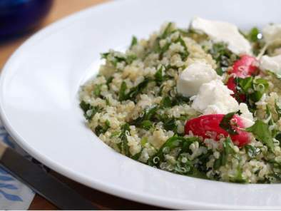 Salade de quinoa, radis et herbes fraîches