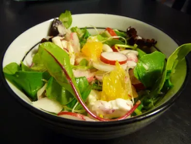Salade de radis, mesclun, orange et chèvre
