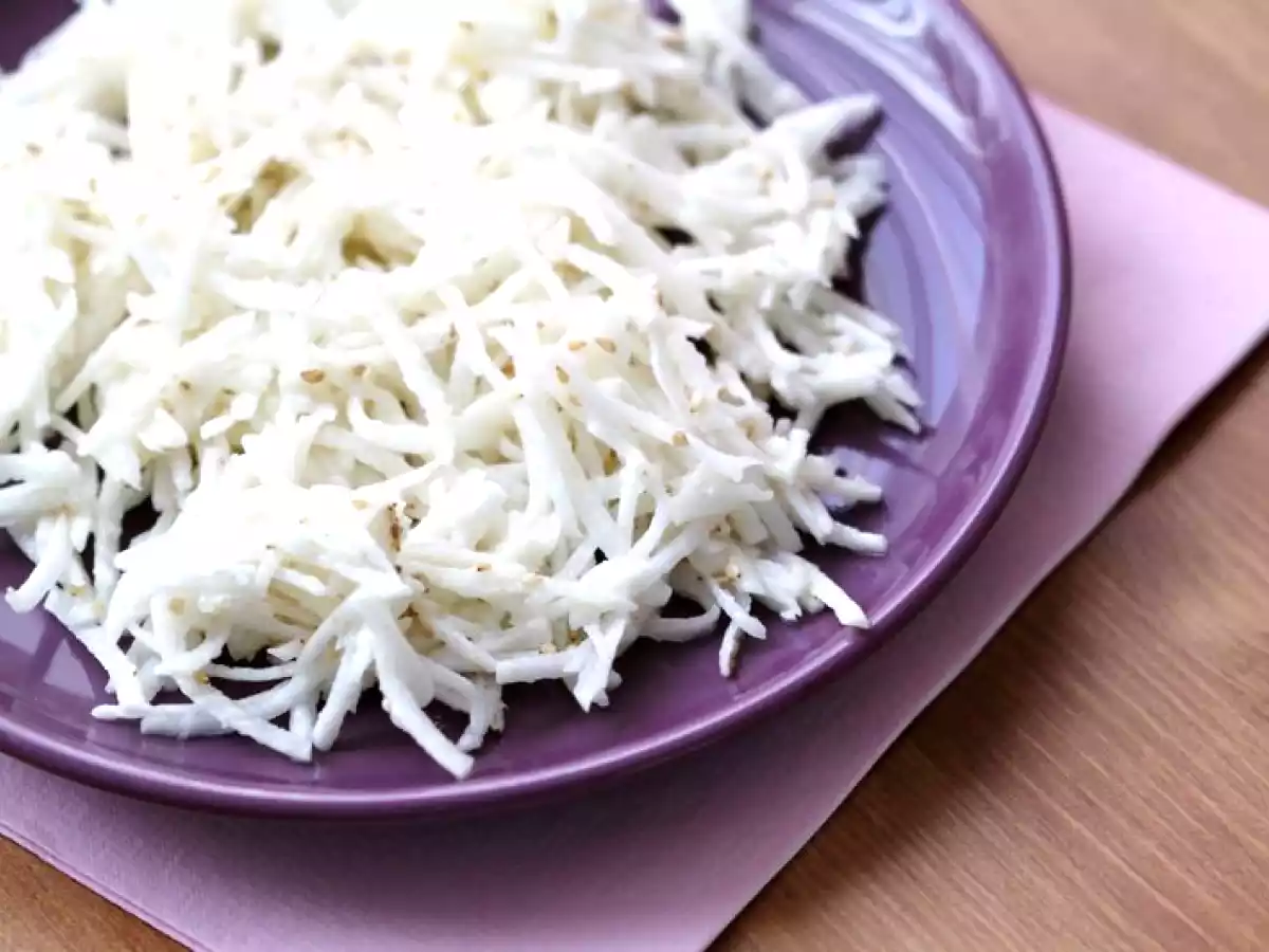 Salade de radis noir au yaourt et au sésame