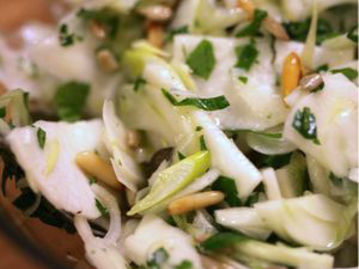 Recette: salade radis noir, fenouil et graines grillées