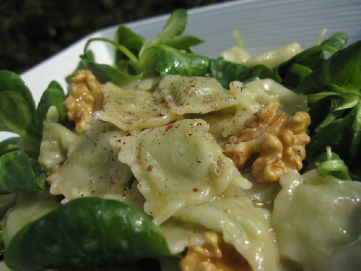 Recette : salade de ravioles et noix du dauphiné