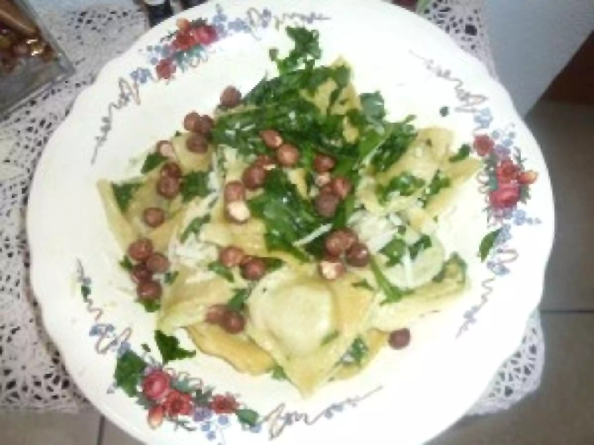 Salade de ravioli à l'ail des ours et noisette torréfiée