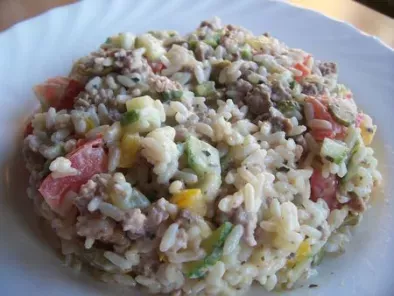 Salade de riz au steak haché et aux petits légumes