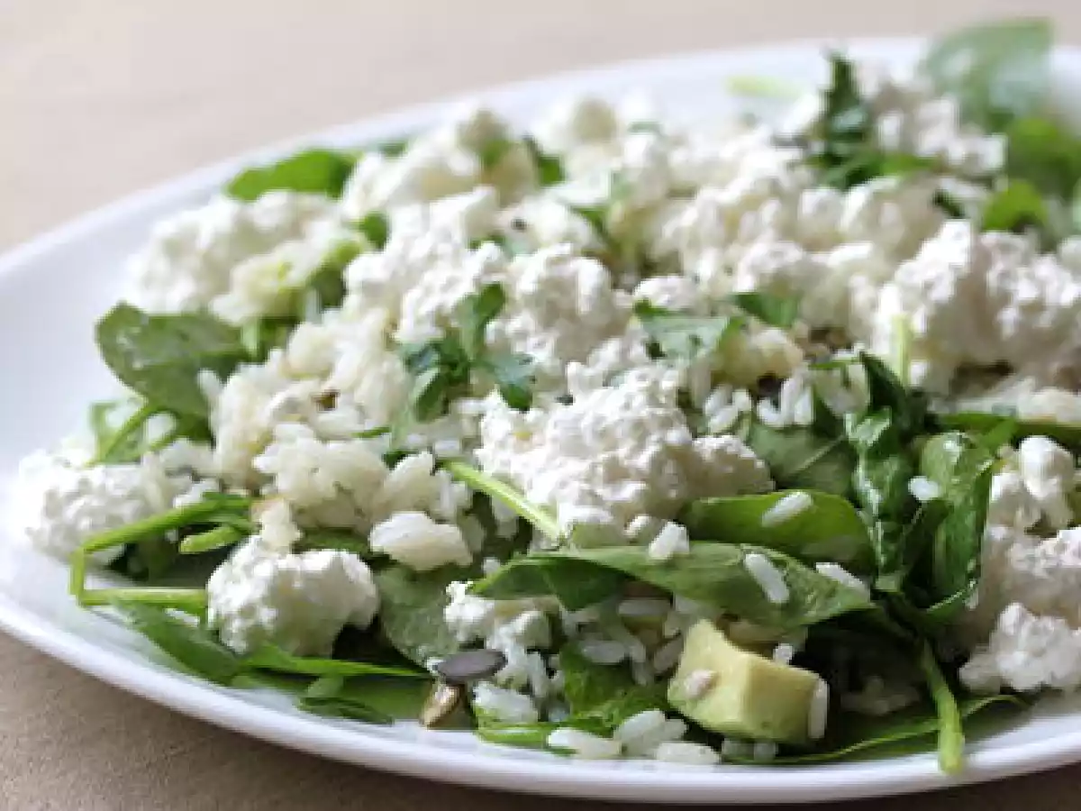 Salade de riz aux pousses d'épinard, avocat et cottage cheese