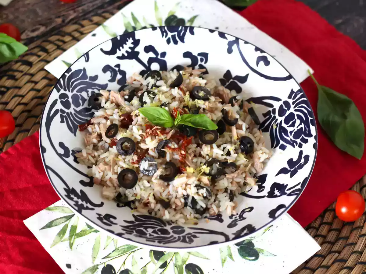 Salade de riz méditerranéenne: thon, olive, tomates séchées et citron - photo 2