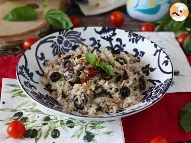 Salade de riz méditerranéenne: thon, olive, tomates séchées et citron