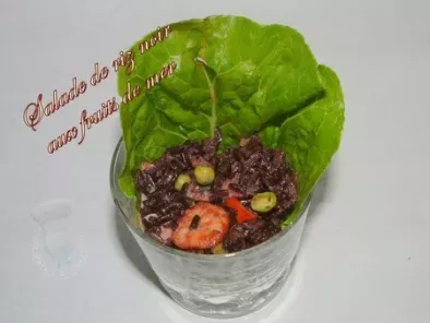 Salade de riz noir aux fruits de mer