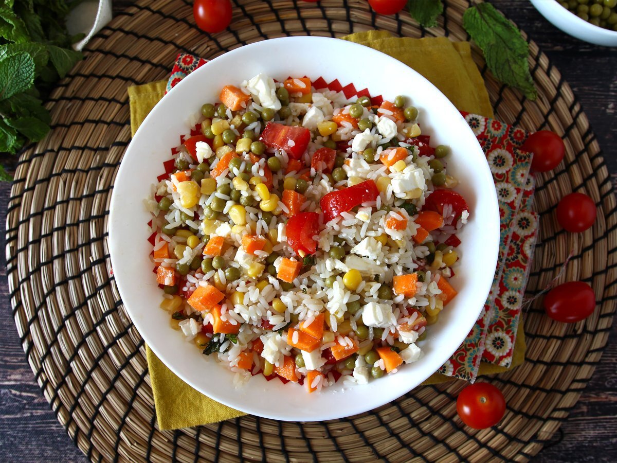 Recette salade riz: feta, maïs, carottes, menthe