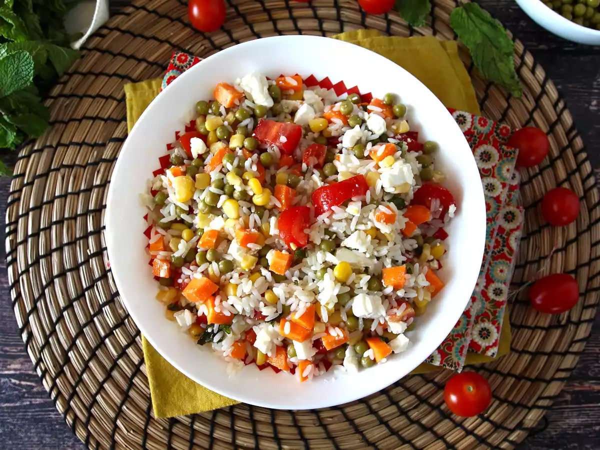 Salade de riz végétarienne: feta, maïs, carottes, petits pois, tomates cerises et menthe - photo 2