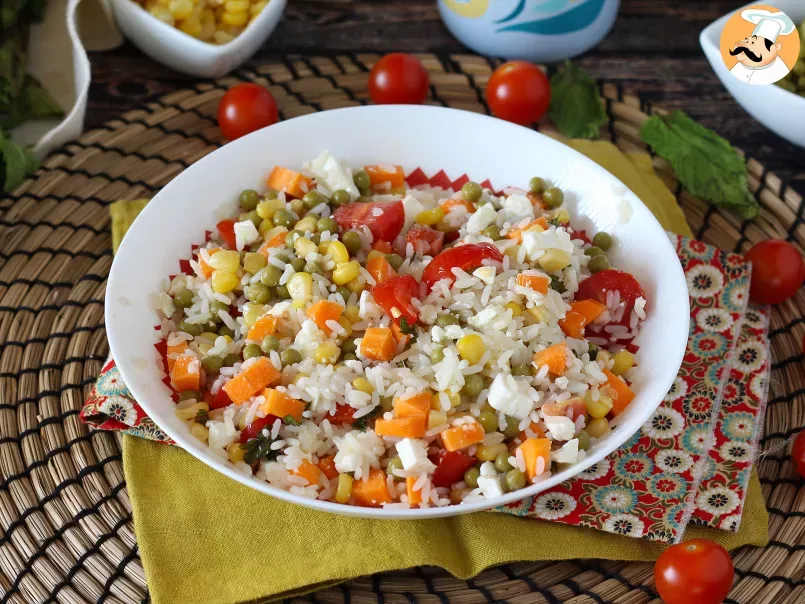 Salade de riz végétarienne: feta, maïs, carottes, petits pois, tomates cerises et menthe, photo 3