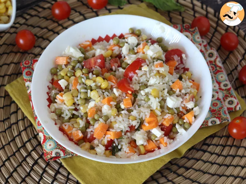 Salade de riz végétarienne: feta, maïs, carottes, petits pois, tomates cerises et menthe, photo 4