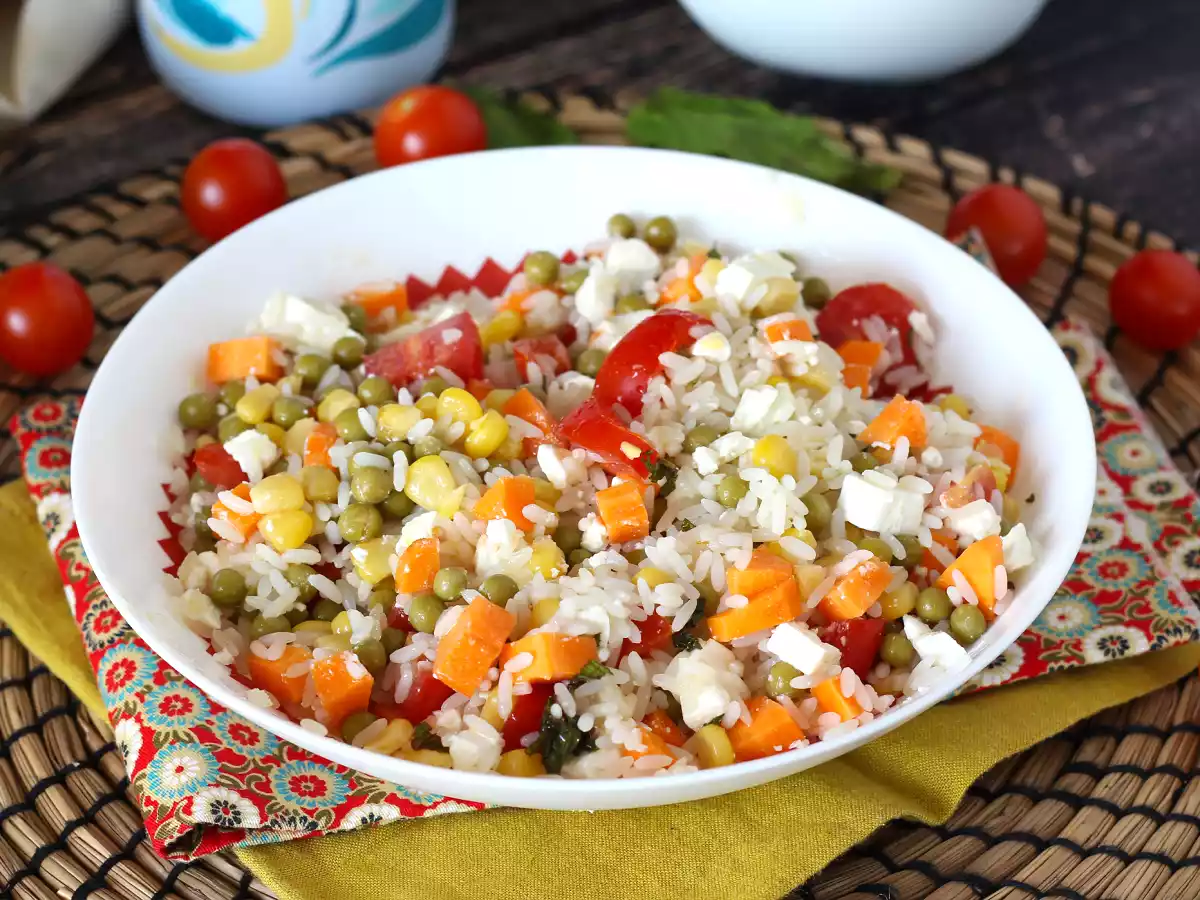 Salade de riz végétarienne: feta, maïs, carottes, petits pois, tomates cerises et menthe - photo 5