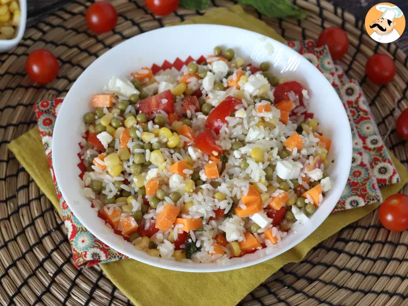 Salade de riz végétarienne: feta, maïs, carottes, petits pois, tomates cerises et menthe, photo 6