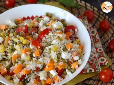 Salade de riz végétarienne: feta, maïs, carottes, petits pois, tomates cerises et menthe