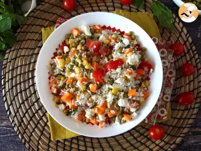 Salade de riz végétarienne: feta, maïs, carottes, petits pois, tomates cerises et menthe, photo 2