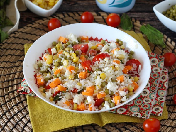 Recette salade riz: feta, maïs, carottes, menthe