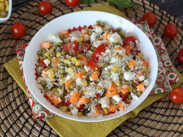 Recette salade riz: feta, maïs, carottes, menthe