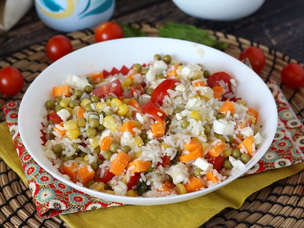 Recette salade riz: feta, maïs, carottes, menthe