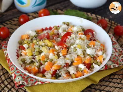 Salade de riz végétarienne: feta, maïs, carottes, petits pois, tomates cerises et menthe, photo 5