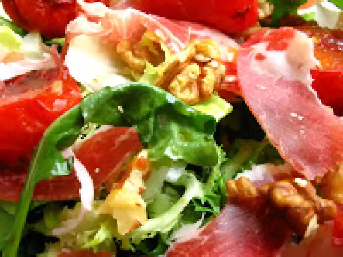 Salade de roquette à la coppa et aux noix agrémentée de tomates séchées maison