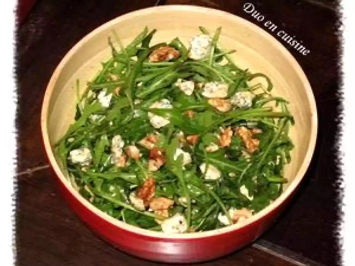Salade de roquette au bleu et aux noix